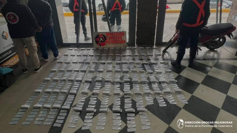 Efectivos policiales durante operativo antidroga en Catamarca