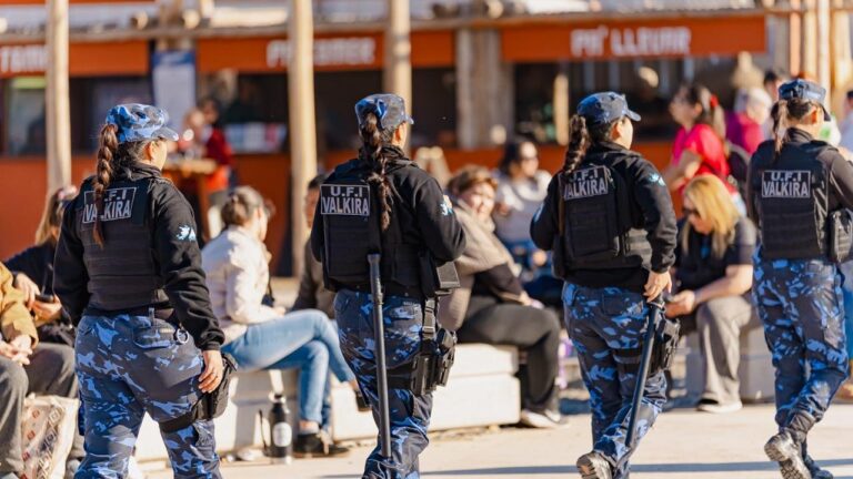 Efectivos policiales durante el operativo en la Fiesta del Poncho