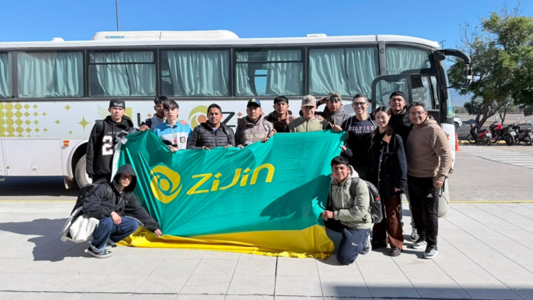 Seleccionado de futsal de Tinogasta en el aeropuerto Felipe Varela antes de viajar a China