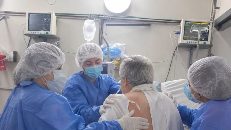 Hospital público en Catamarca con personal médico y pacientes en sala de espera
