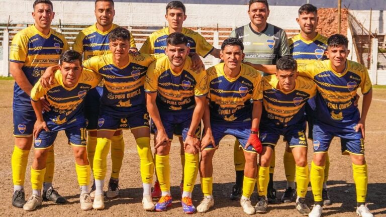 Partido de fútbol entre Social Rojas y Las Pirquitas en el estadio Primo A. Prevedello