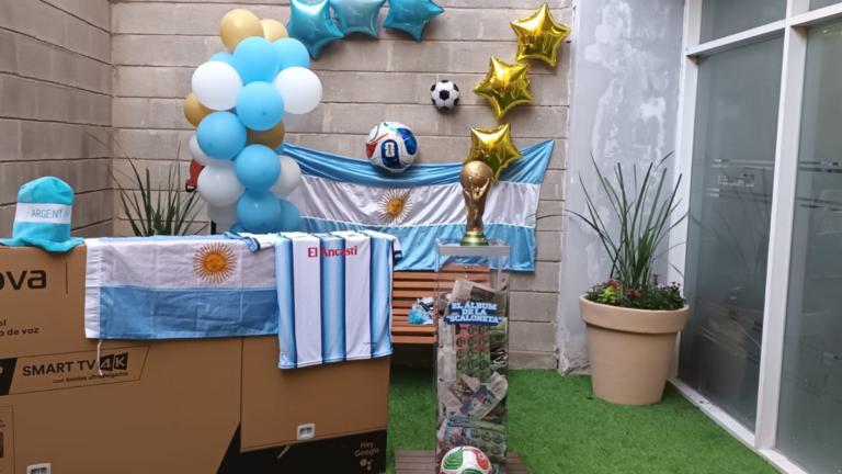 Apertura de urna del sorteo mundialista del álbum de la Scaloneta