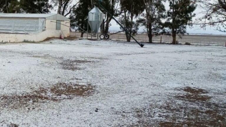 Escuela en Paclín, Catamarca, con lluvia