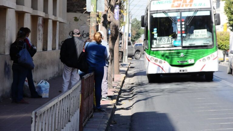 Colectivo de transporte público en Catamarca durante la final del Mundial