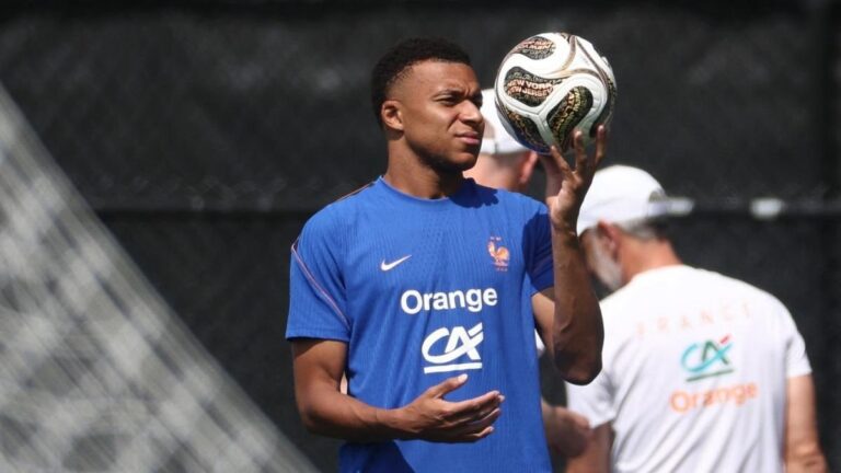 Aurelien Tchouameni y Kylian Mbappé durante el entrenamiento de la selección de Francia
