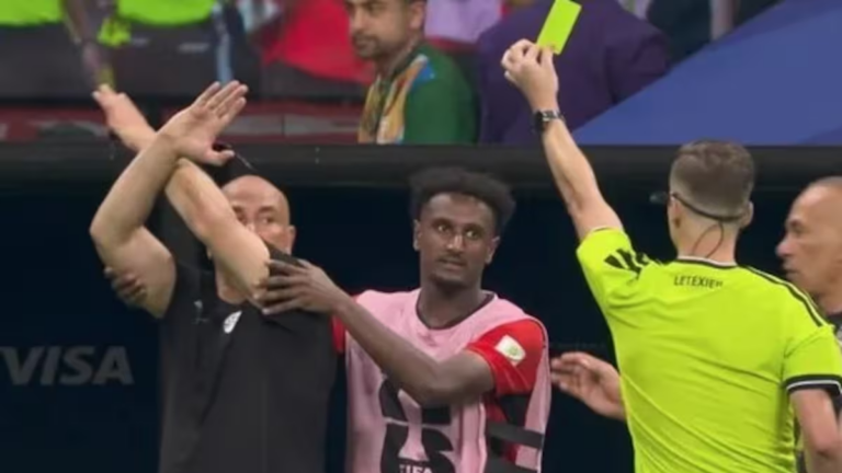 Entrenador de Egipto Hossam Hassan realizando gesto de brazos cruzados
