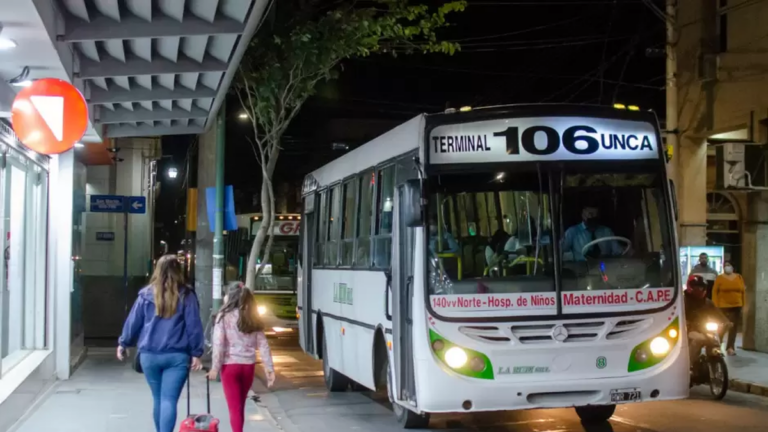 Colectivo de transporte urbano circulando en Catamarca