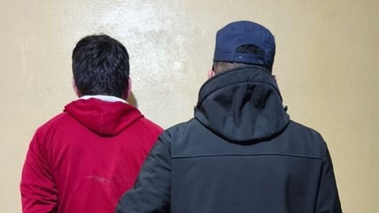 Patrulla policial en la vía pública durante operativo nocturno