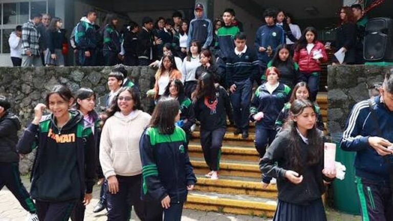 Simulacro sísmico en aula escolar