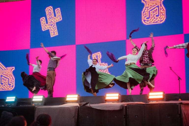 Delegación artística de Valle Viejo en el Patio de la Fiesta del Poncho