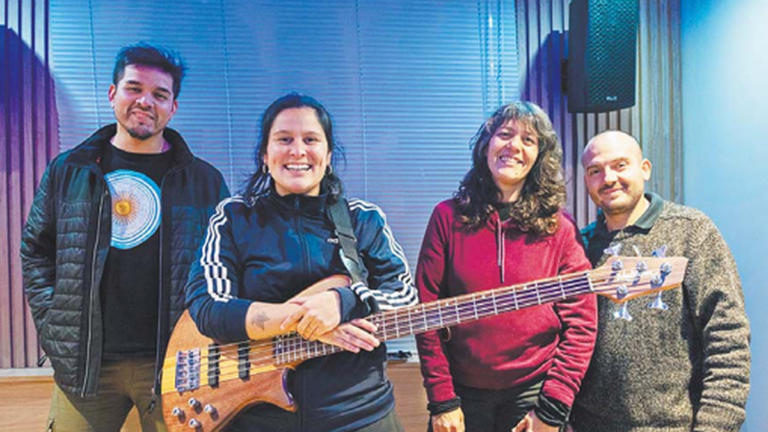 Vane Martínez con bajo eléctrico durante presentación musical