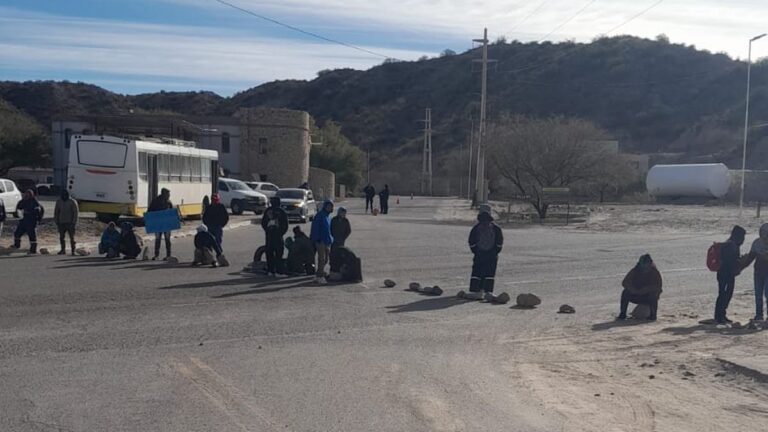 Corte parcial de la Ruta Nacional 40 en El Eje por reclamo de trabajos