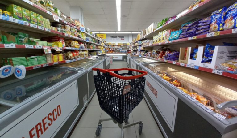 Góndolas de supermercado con productos en stock