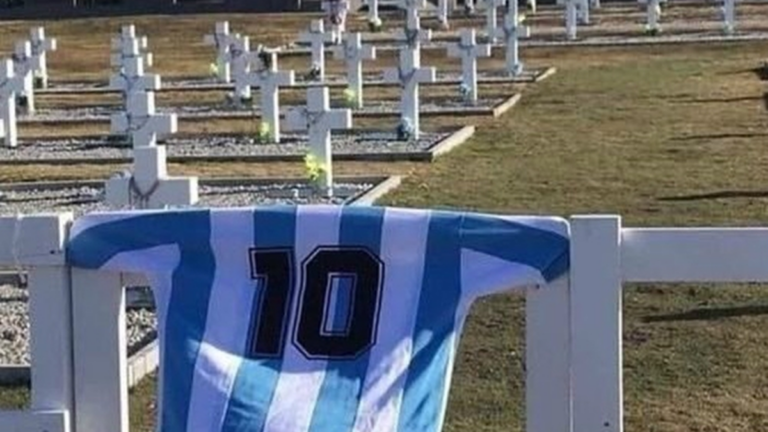 Veteranos de Malvinas con bandera argentina