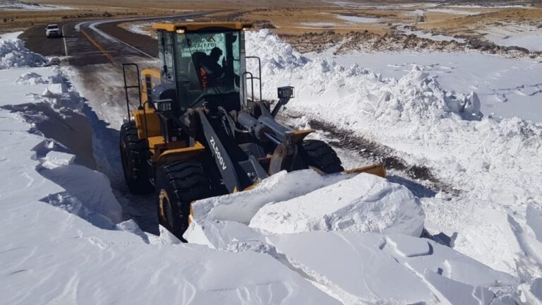 Trabajos de despeje de nieve en la Ruta Nacional 60, Paso Internacional San Francisco