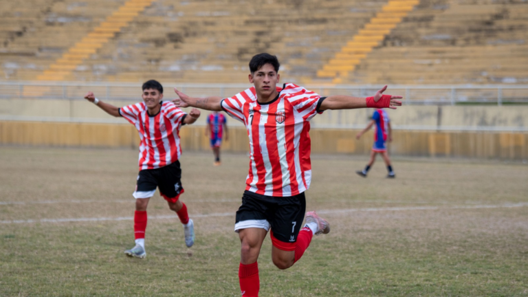 Jugadores de Villa Cubas celebrando el título en el Estadio Bicentenario