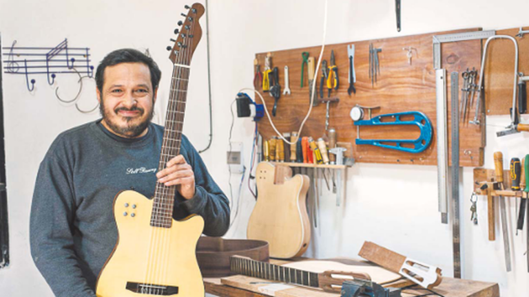 Pablo Rodríguez en su taller de luthería en el barrio San Ramón de Catamarca