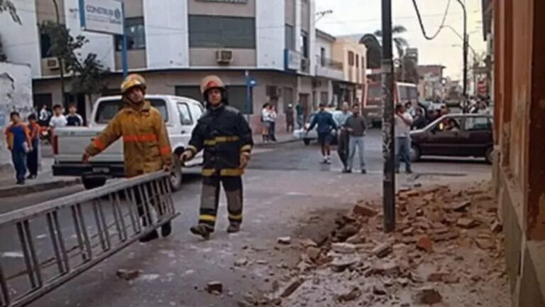 Edificio escolar en Catamarca con señalización de emergencia