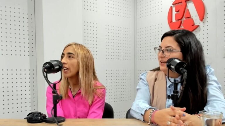 Persona usando un dispositivo con inteligencia artificial para consultas de alimentación