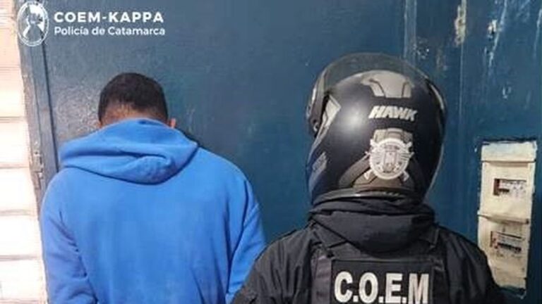 Efectivos policiales en la vía pública durante un procedimiento