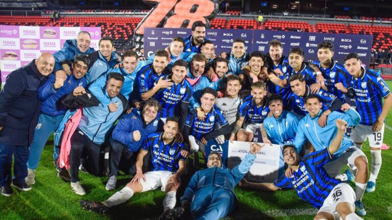 Jugadores de Atlético Tucumán celebrando un gol frente a Independiente