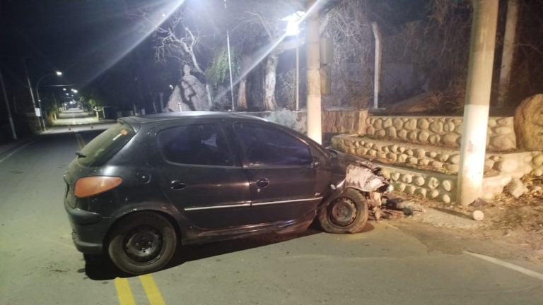 Automóvil Ford Fiesta contra un muro de piedra en El Rodeo