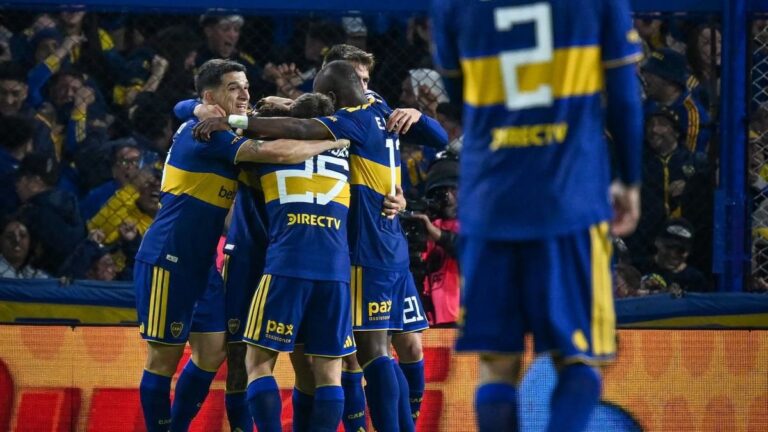 Jugadores de Boca Juniors celebrando un gol en La Bombonera
