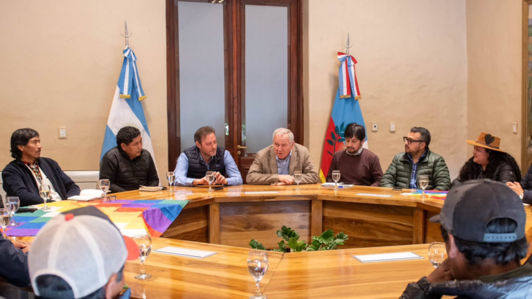 Caciques reunidos con autoridades del Ministerio de Gobierno en Casa de Gobierno