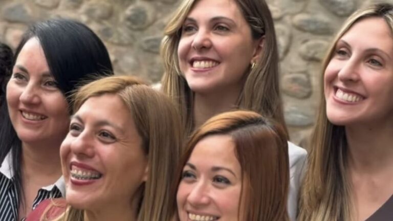 Jugadoras de Buscapinas F.C. con el reconocimiento de la Cámara de Diputados