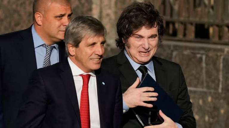 Luis Caputo y Javier Milei en un acto oficial
