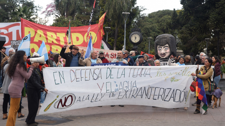 Manifestantes en Catamarca durante la marcha contra la ley de inviolabilidad de la propiedad privada