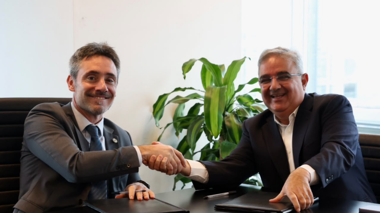 Firma de adenda entre el gobernador Raúl Jalil y el secretario general del CFI, Ignacio Lamothe