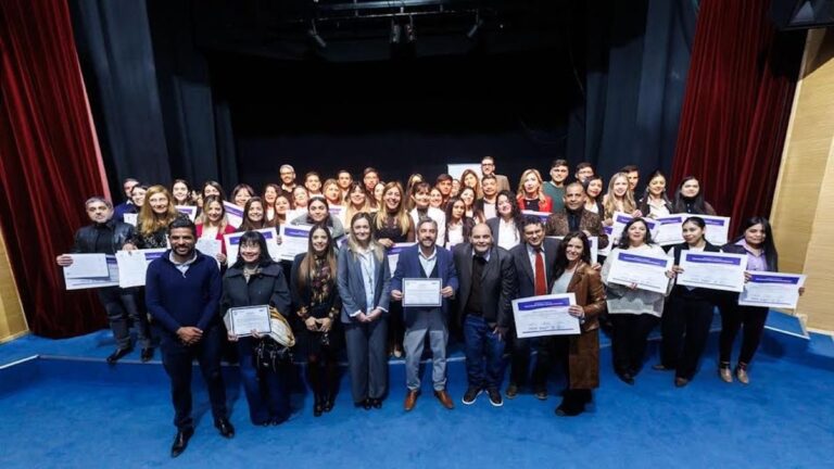 Entrega de certificados a diplomados en Comunicación Política y Derechos Humanos