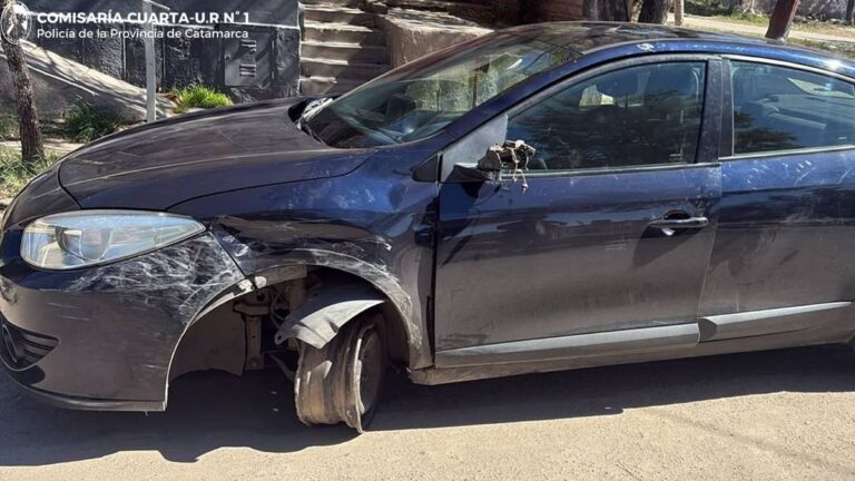 Renault Fluence azul secuestrado tras siniestro vial en avenida Argentina Indígena