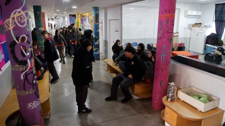 Estudiantes de secundaria usando celulares en un aula
