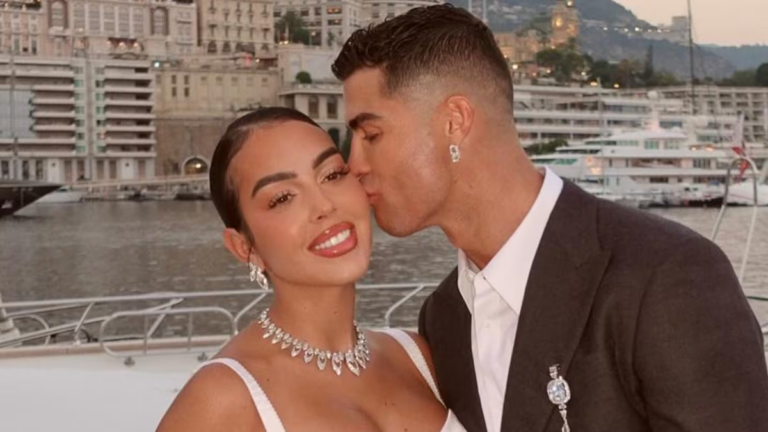 Manos de Cristiano Ronaldo y Georgina Rodríguez mostrando las alianzas