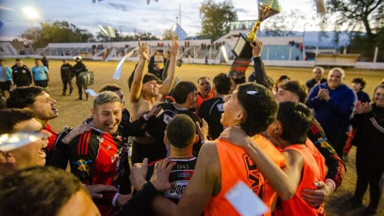 Jugadores de Defensores de Esquiú celebrando el título del Torneo Anual 2026 de la Liga Chacarera
