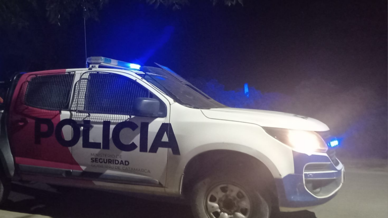 Policía en la puerta de una comisaría
