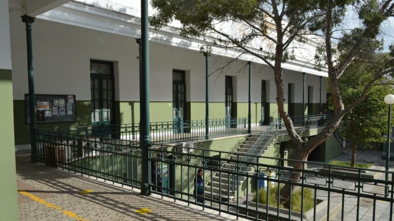 Docentes universitarios en una asamblea