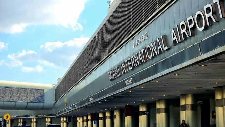 Aeropuerto internacional con pasajeros en zona de controles de seguridad
