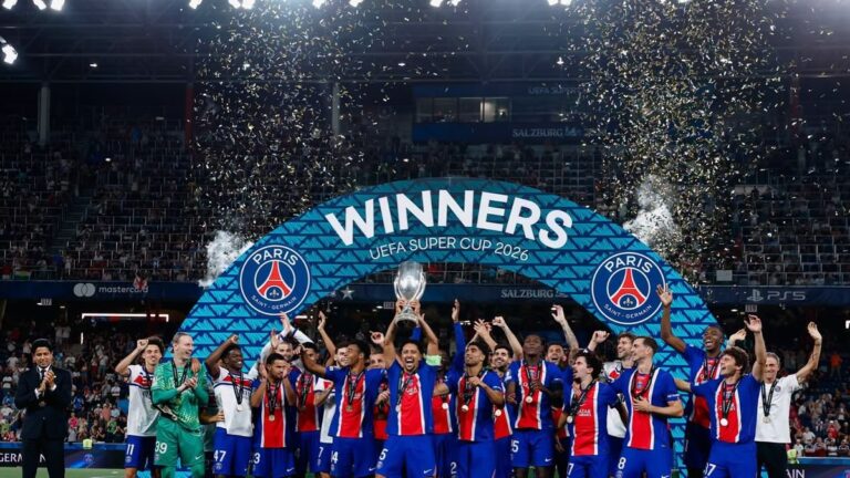 Jugadores del PSG celebrando el título de la Supercopa de Europa