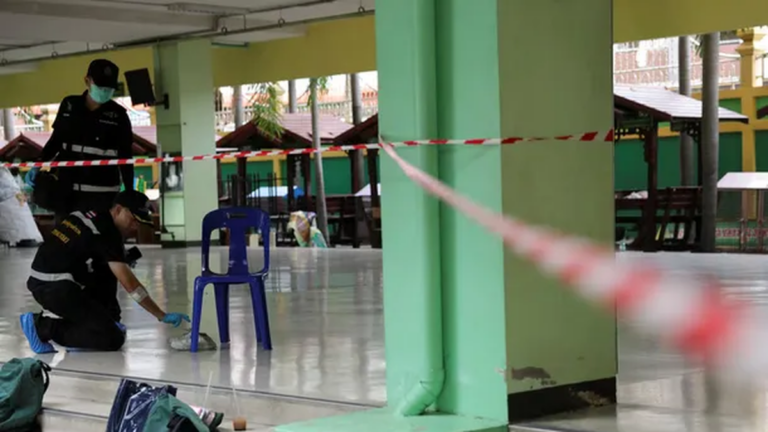 Policía y equipos de emergencia en el exterior de la escuela secundaria Debsirin Nonthaburi tras el tiroteo