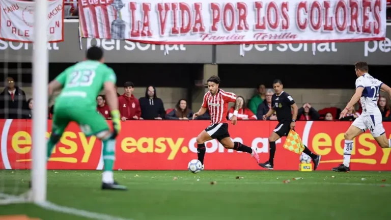 Jugadores de Estudiantes de La Plata celebran un gol ante Gimnasia y Esgrima en el clásico platense