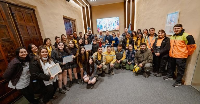 Estudiantes recibiendo reconocimiento por prevención de incendios forestales