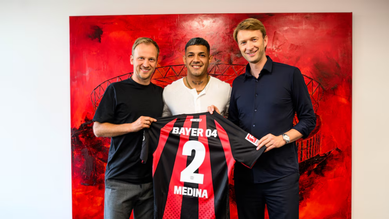 Facundo Medina con la camiseta del Bayer Leverkusen