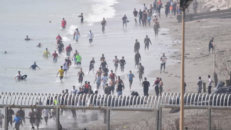 Personas en el mar cerca de la costa de Ceuta durante la crisis migratoria