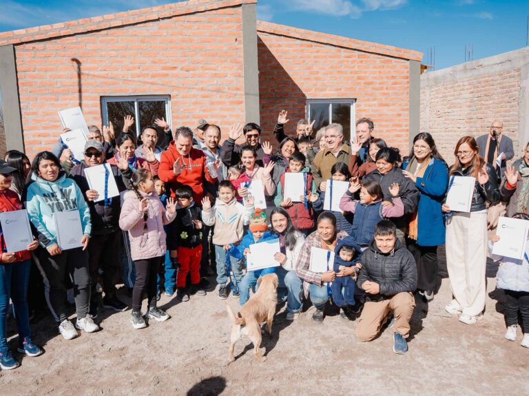Entrega de viviendas sociales en San José, con la presencia del gobernador Raúl Jalil