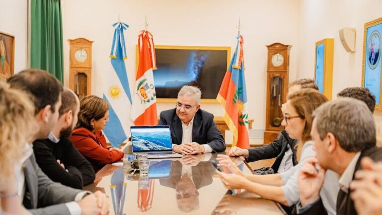 Reunión entre el gobernador Raúl Jalil y técnicos del BID en el CATA