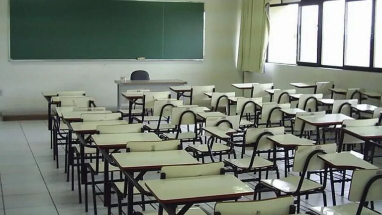 Escuela con docentes y alumnos en aula