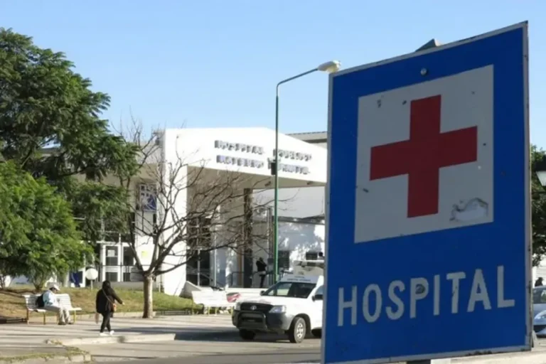 Hospital nacional con cartelería institucional